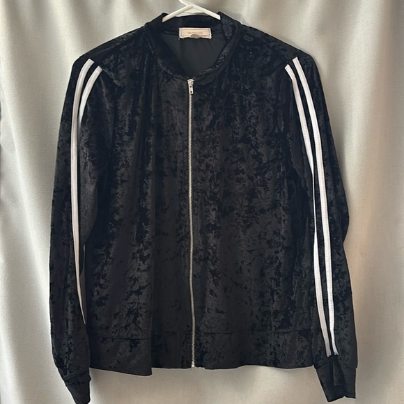 no comment Jackets & Blazers - No comment BLACK CRUSHED VELOUR JACKET Lt Weight ZIP FRNT White Stripes
